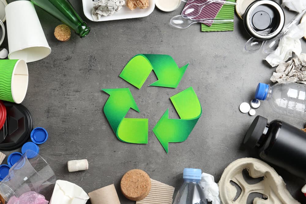 بازیافت یک عملیات محیط‌ زیستی است که در آن مواد قابل استفاده مجدد جمع‌آوری، پردازش و به دور از دسترس زباله‌های جامد به دور انداخته می‌شوند.